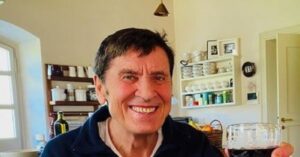 Gianni Morandi, finalmente dimesso dall’Ospedale, pubblica la sua prima foto da casa