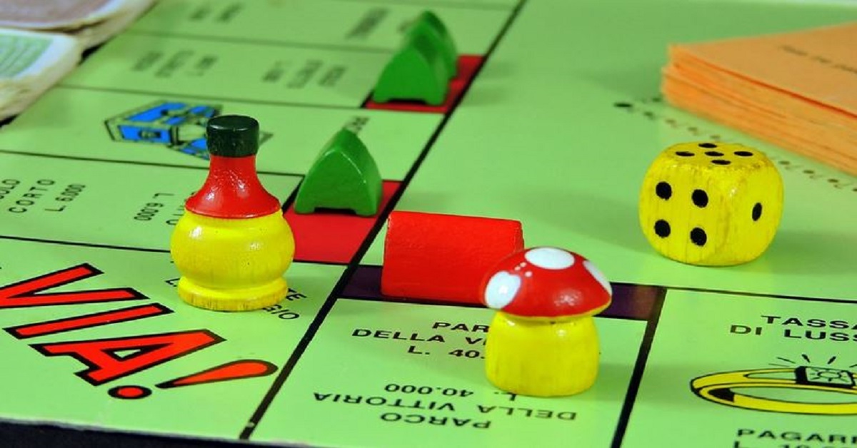 Rimuovono il vecchio pavimento e sotto scoprono un tabellone enorme del Monopoly Rimuovono il vecchio pavimento e sotto scoprono un tabellone enorme del Monopoly