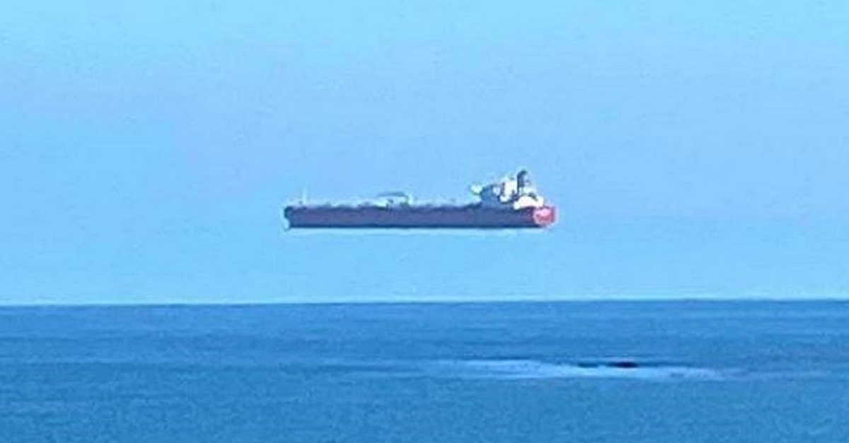 Una nave che fluttua? L’illusione che ha sorpreso il Web e che ha un nome particolare Una nave che fluttua? L’illusione che ha sorpreso il Web e che ha un nome particolare