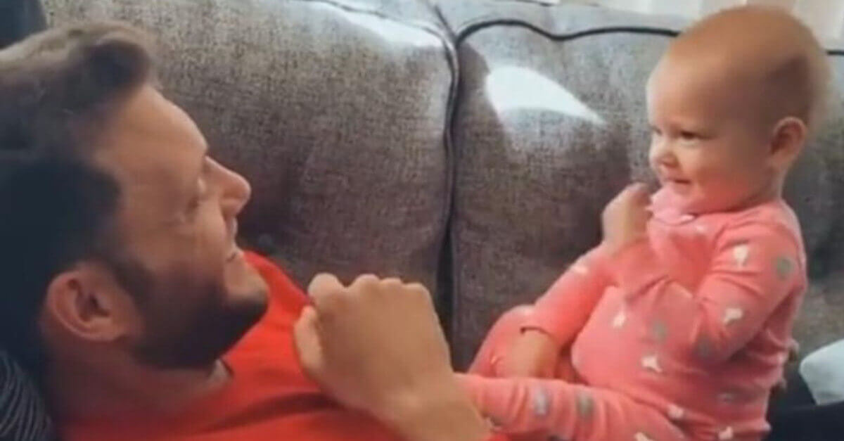 La bambina di un anno comunica con il padre sordo con il linguaggio dei segni; il video diventa virale La bambina di un anno comunica con il padre sordo con il linguaggio dei segni; il video diventa virale