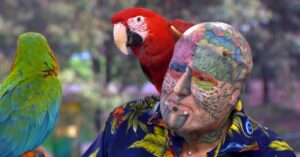 Ted Parrotman è così ossessionato dai pappagalli che si è trasformato in uno di loro