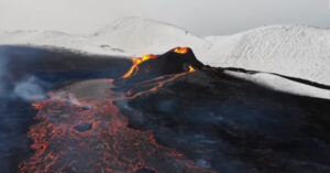 Questo è l’aspetto degli imponenti fiumi di lava che si formano dopo un’eruzione vulcanica