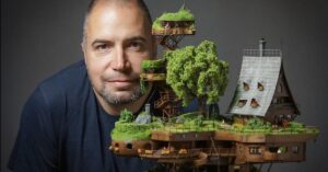 Artista costruisce un utopico villaggio in miniatura arroccato in cima a una torre di legno (10 foto)