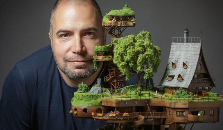 Artista costruisce un utopico villaggio in miniatura arroccato in cima a una torre di legno (10 foto) Artista costruisce un utopico villaggio in miniatura arroccato in cima a una torre di legno (10 foto)