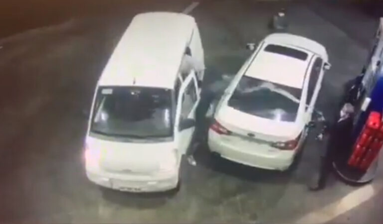 Uomo spruzza benzina sui ladri che volevano derubarlo Uomo spruzza benzina sui ladri che volevano derubarlo