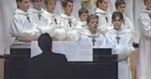 Due bambini del coro diventano virali con un video che non ti fa trattenere le risate