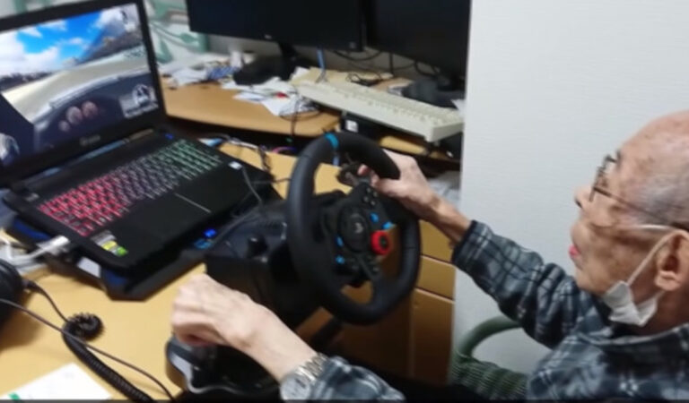 Grazie a un videogioco, un nonno di 93 anni guida di nuovo la sua amata macchina sportiva Grazie a un videogioco, un nonno di 93 anni guida di nuovo la sua amata macchina sportiva