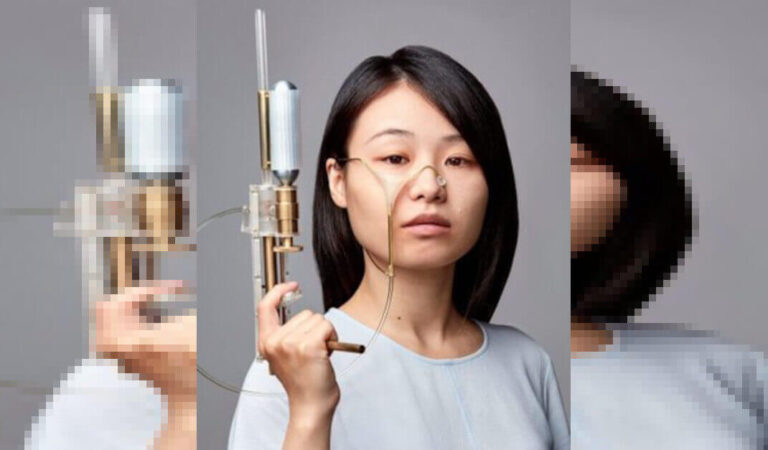 Uno studente di design crea una pistola che raccoglie le lacrime, le congela e le spara Uno studente di design crea una pistola che raccoglie le lacrime, le congela e le spara