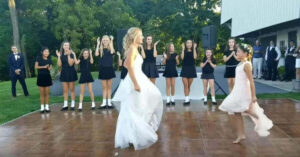 Le ragazze ballano la danza irlandese al matrimonio, poi la sposa si precipita sul palco per un finale epico