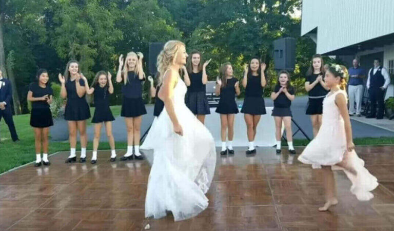 Le ragazze ballano la danza irlandese al matrimonio, poi la sposa si precipita sul palco per un finale epico Le ragazze ballano la danza irlandese al matrimonio, poi la sposa si precipita sul palco per un finale epico