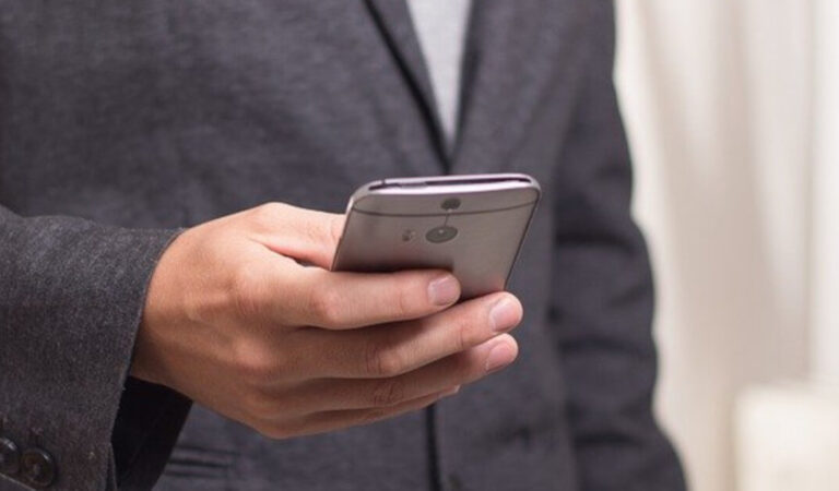 Riceve troppe chiamate pubblicitarie e decide di trasformare il suo numero a pagamento Riceve troppe chiamate pubblicitarie e decide di trasformare il suo numero a pagamento
