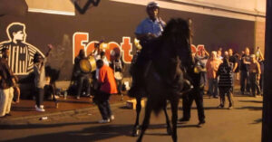 Il cavallo della polizia vede una band jazz suonare per strada ed inizia a ballare
