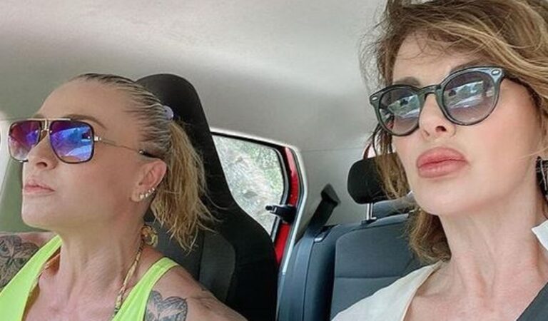 Alba Parietti e Paola Barale ad Ibiza si mostrano in versione “Thelma e Louise” su Instagram Alba Parietti e Paola Barale ad Ibiza si mostrano in versione “Thelma e Louise” su Instagram
