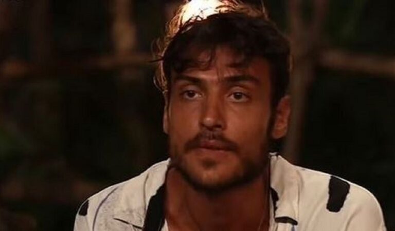 Isola Dei Famosi: Awed si guarda allo specchio e si spaventa “Mamma mia che schifo” (VIDEO) Isola Dei Famosi: Awed si guarda allo specchio e si spaventa “Mamma mia che schifo” (VIDEO)
