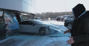 Sbaglia pedale e fa schiantare una Porsche Taycan in un concessionario: ma in realtà è una trovata di uno youtuber per fare views