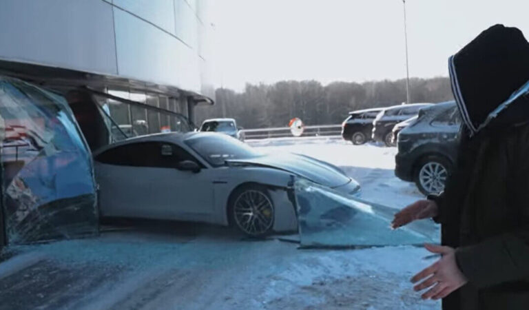 Sbaglia pedale e fa schiantare una Porsche Taycan in un concessionario: ma in realtà è una trovata di uno youtuber per fare views Sbaglia pedale e fa schiantare una Porsche Taycan in un concessionario: ma in realtà è una trovata di uno youtuber per fare views