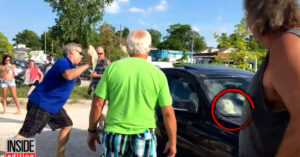 Gli spettatori filmano mentre l’uomo rischia di essere arrestato e rompe la finestra per salvare il cane intrappolato nella BMW