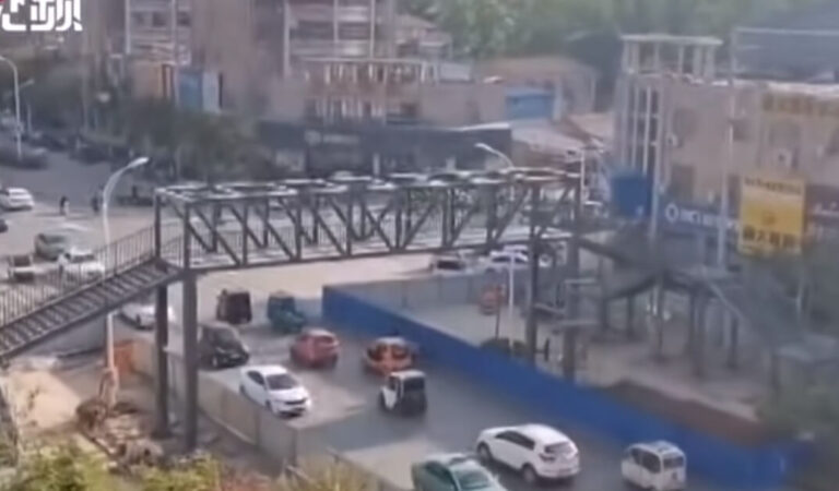 La madre costruisce un ponte del valore di $ 155.000 in modo che i suoi figli possano arrivare a scuola sani e salvi. La madre costruisce un ponte del valore di $ 155.000 in modo che i suoi figli possano arrivare a scuola sani e salvi.