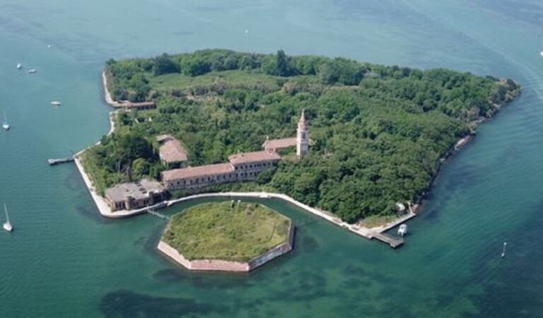 Poveglia “L’isola del male” un luogo misterioso e oscuro tra i più spaventosi in Italia (10 Foto) Poveglia “L’isola del male” un luogo misterioso e oscuro tra i più spaventosi in Italia (10 Foto)