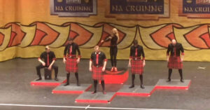 Quattro uomini in kilt salgono sul palco esibendosi in una magnifica danza irlandese