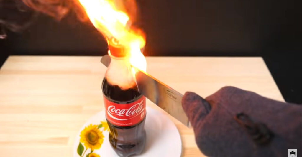 Taglia una bottiglia di Coca Cola con un coltello a 1000 Cº