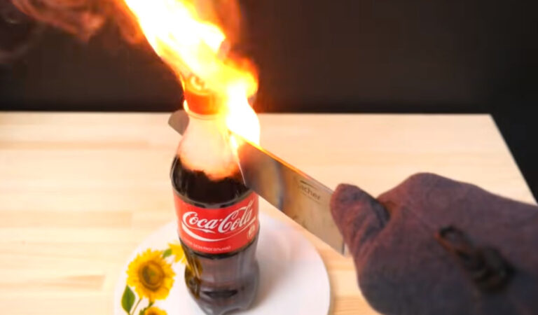 Taglia una bottiglia di Coca Cola con un coltello a 1000 Cº Taglia una bottiglia di Coca Cola con un coltello a 1000 Cº