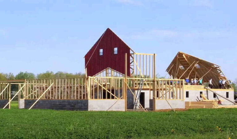 50 Amish costruiscono un fienile in solo una giornata 50 Amish costruiscono un fienile in solo una giornata