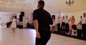Gli ospiti del matrimonio vengono sorpresi dal balletto degli sposi sulle note di “Dirty Dancing”