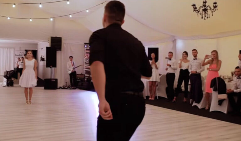 Gli ospiti del matrimonio vengono sorpresi dal balletto degli sposi sulle note di “Dirty Dancing” Gli ospiti del matrimonio vengono sorpresi dal balletto degli sposi sulle note di “Dirty Dancing”