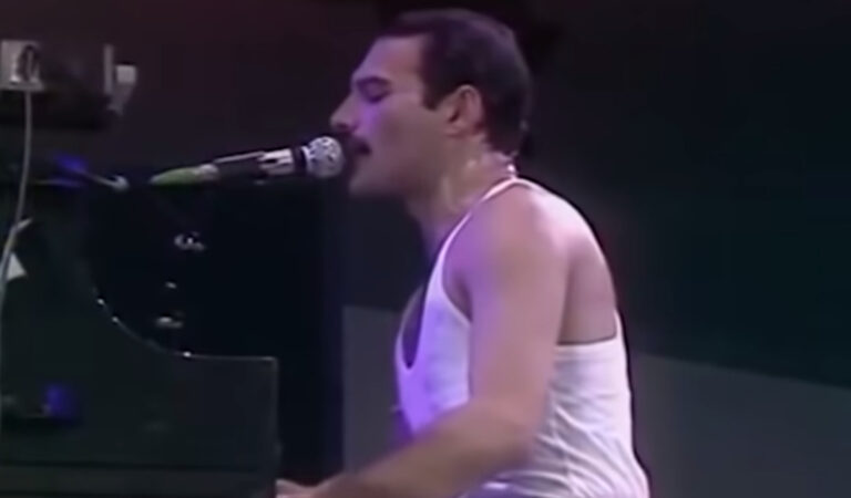Hanno rimosso la musica di sottofondo dalla canzone di Freddie Mercury, ed è così che suona la sua vera voce Hanno rimosso la musica di sottofondo dalla canzone di Freddie Mercury, ed è così che suona la sua vera voce