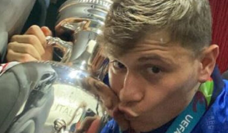 Nicolò Barella, avete mai visto la sua bella famiglia? Su Instagram gli scatti con moglie e figli Nicolò Barella, avete mai visto la sua bella famiglia? Su Instagram gli scatti con moglie e figli