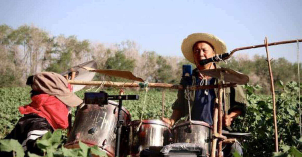 Il video del coltivatore di cotone che unisce il suo lavoro alla passione per la batteria