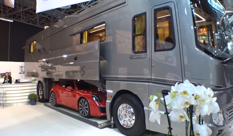 Il camper da $ 1,7 milioni con garage incluso Il camper da $ 1,7 milioni con garage incluso