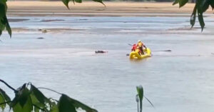 VIDEO: Pensavano fosse morto, ma l’uomo stava solo facendo un pisolino nel fiume