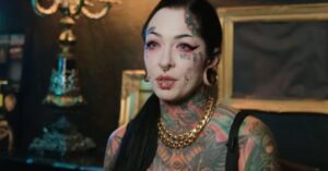 Michelle ha tatuaggi in 90% del corpo, ha deciso di nasconderli per vedere la reazione della famiglia