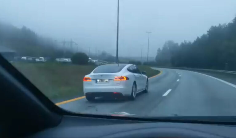 Il pilota automatico di una Tesla salva la vita ad un ubriaco che si è addormentato al volante Il pilota automatico di una Tesla salva la vita ad un ubriaco che si è addormentato al volante