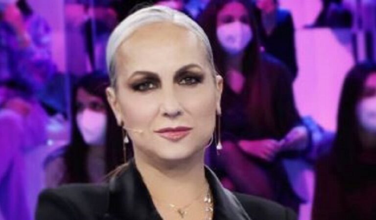 Alessandra Celentano, la maestra di Amici si mostra con i suoi capelli al naturale Alessandra Celentano, la maestra di Amici si mostra con i suoi capelli al naturale