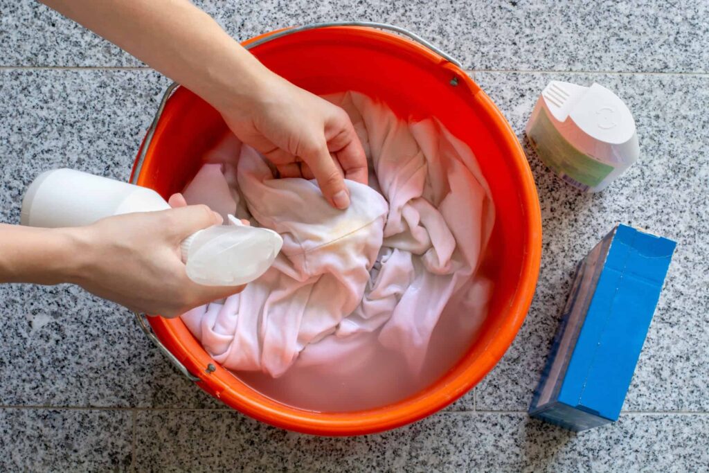 Rimuovere le macchie di olio con sapone per le mani o per i piatti