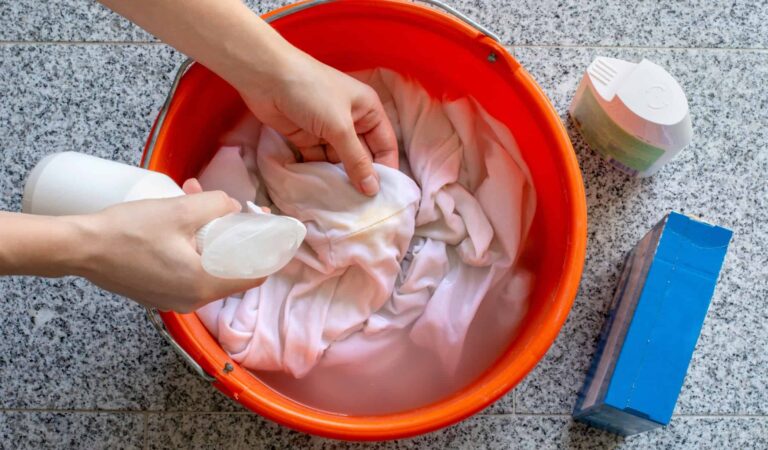 Rimuovere le macchie di olio con sapone per le mani o per i piatti Rimuovere le macchie di olio con sapone per le mani o per i piatti