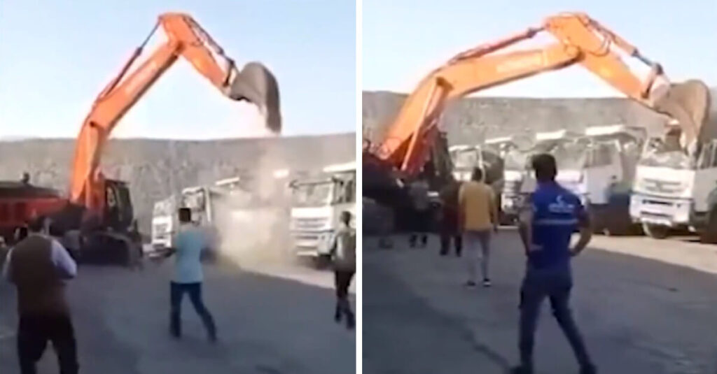 Un uomo arrabbiato distrugge diversi camion con la pala di un escavatore per protestare per non aver ricevuto il suo stipendio (VIDEO)