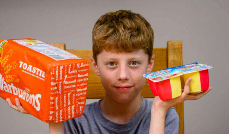 Un ragazzo di 12 anni con una “fobia alimentare” è sopravvissuto un decennio mangiando pane bianco e yogurt Un ragazzo di 12 anni con una “fobia alimentare” è sopravvissuto un decennio mangiando pane bianco e yogurt