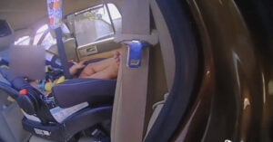 Video: il poliziotto libera il bambino che piange all’interno dell’auto rovente