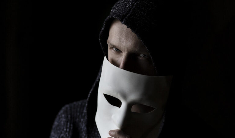 4 Caratteristiche per riconoscere una persona falsa 4 Caratteristiche per riconoscere una persona falsa