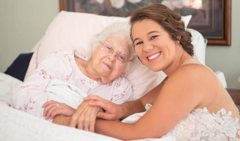 La sposa fa un servizio fotografico con la nonna che non puo’ alzarsi dal letto d’ospedale La sposa fa un servizio fotografico con la nonna che non puo’ alzarsi dal letto d’ospedale