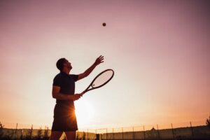 Gli uomini che adorano giocare a tennis, ecco i loro segni zodiacali. Sono 3