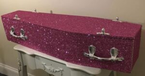 L’azienda vende bare con glitter per “quelle persone che vogliono brillare fino alla fine”