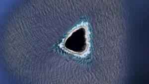 Gli utenti di Internet trovano un “buco nero” in mezzo all’oceano su Google Maps