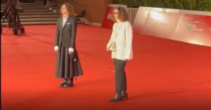 Sangiovanni si è presentato sul red carpet del Festival del cinema di Roma con una gonna: sapete quanto costa?