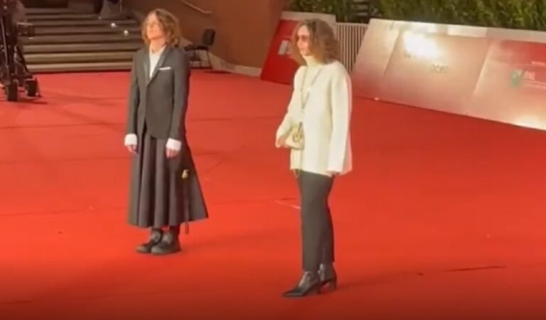 Sangiovanni si è presentato sul red carpet del Festival del cinema di Roma con una gonna: sapete quanto costa? Sangiovanni si è presentato sul red carpet del Festival del cinema di Roma con una gonna: sapete quanto costa?