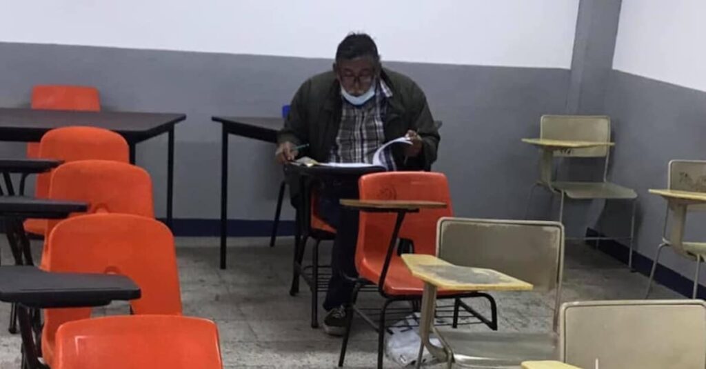 Anziano realizza il suo sogno e si iscrive all’università, la prima foto in classe fa il giro del mondo